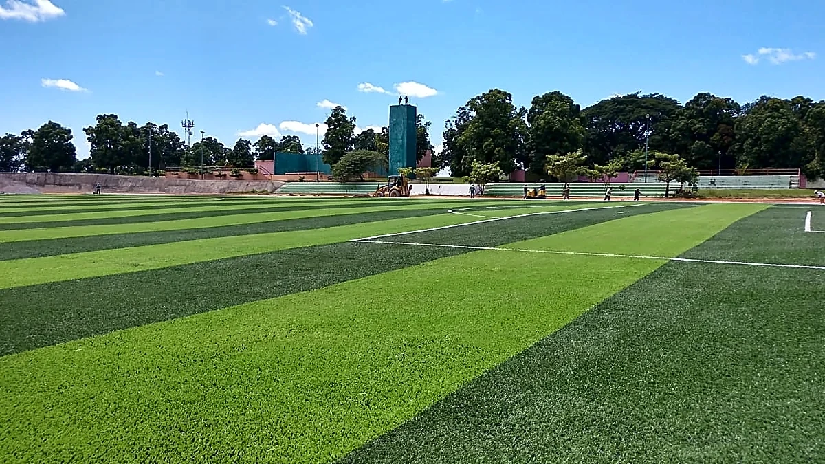 Cancha de fútbol soccer con pasto sintético en Unidad Deportiva de Ayutla
