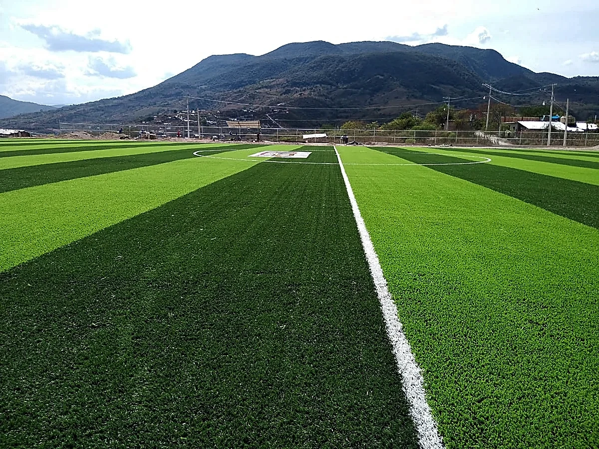 Cancha de fútbol soccer con pasto sintético en Unidad Deportiva de Tixtla, Tixtla (Atliaca), Guerrero: otra vista de la cancha