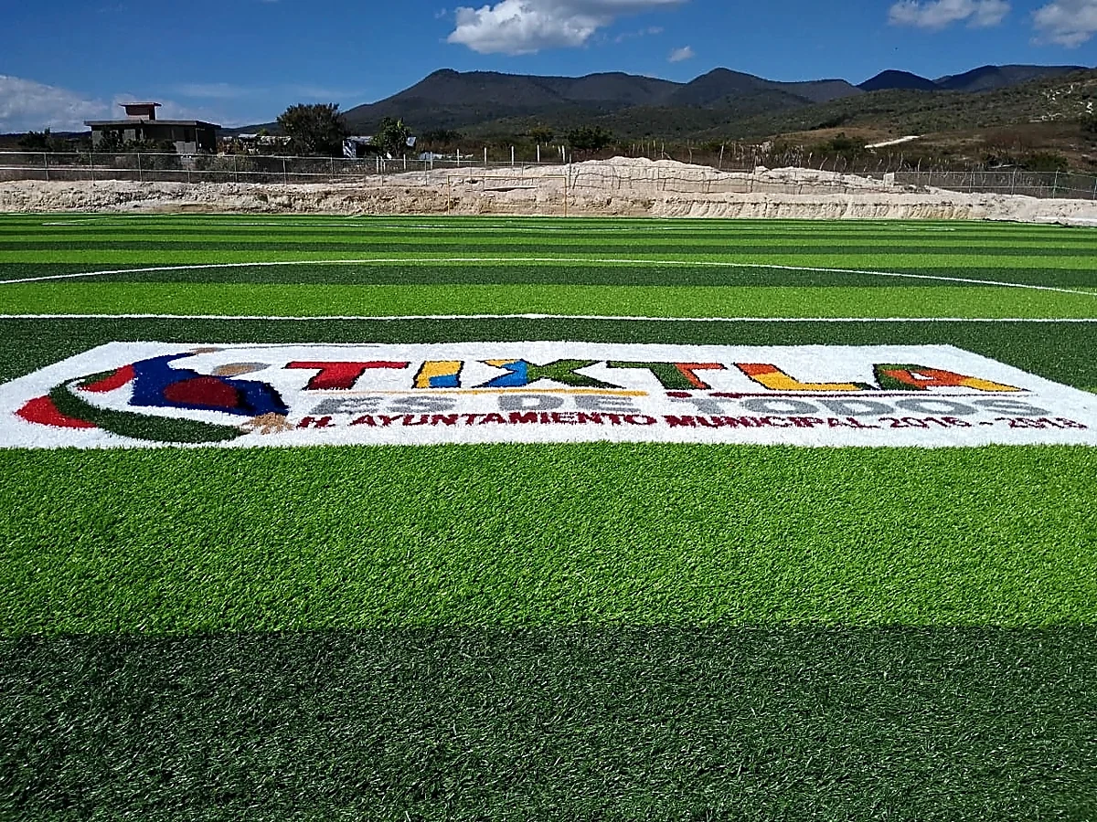 Cancha de fútbol soccer con pasto sintético en Unidad Deportiva de Tixtla, Tixtla (Atliaca), Guerrero: pasto sintético deportivo recién cepillado