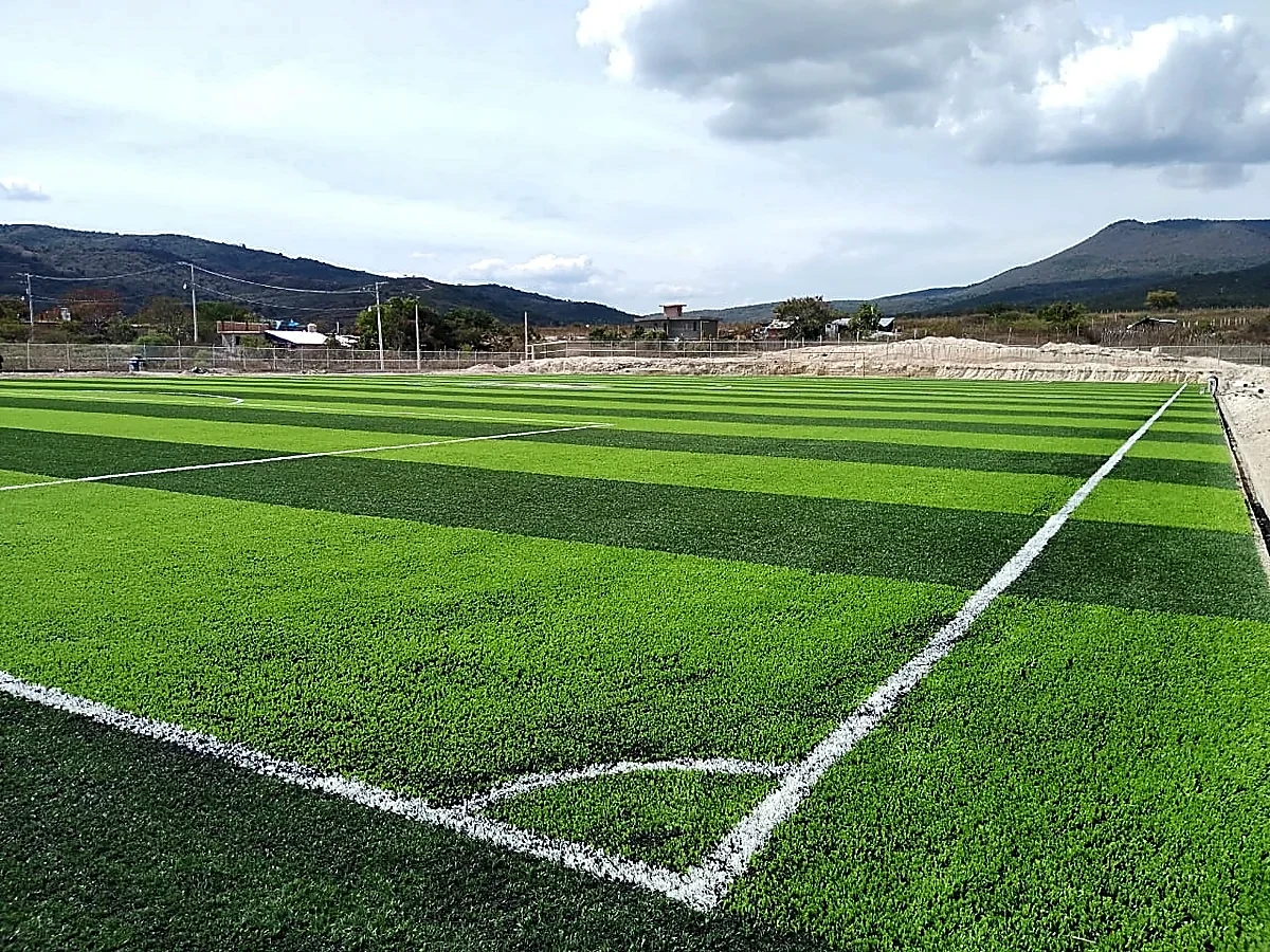 Detalle del pasto sintético de la cancha de fútbol soccer en Tixtla (Atliaca), Guerrero