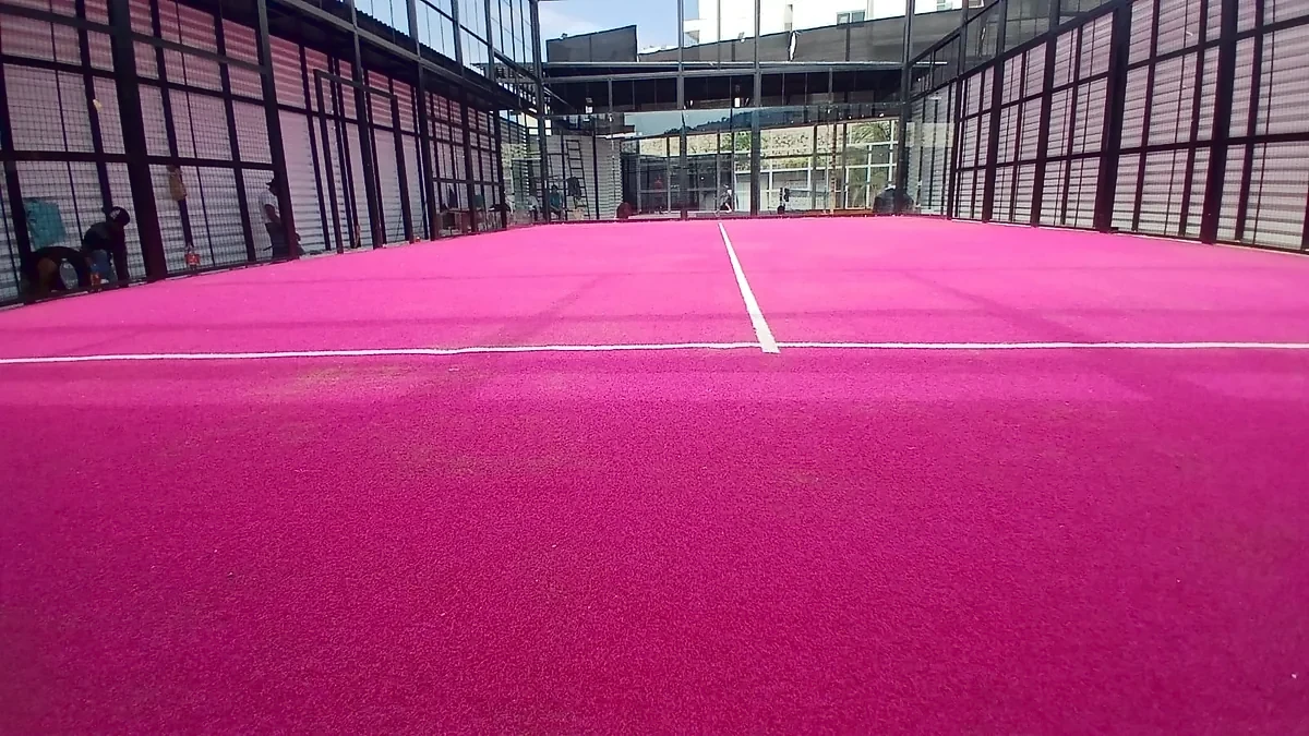 Cancha de pádel con pasto sintético en Acapulco, Guerrero: pasto sintético y líneas de juego
