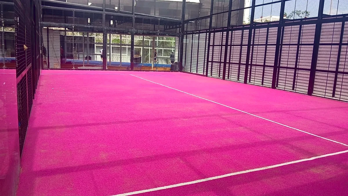 Detalle del pasto sintético de la cancha de pádel en Acapulco, Guerrero