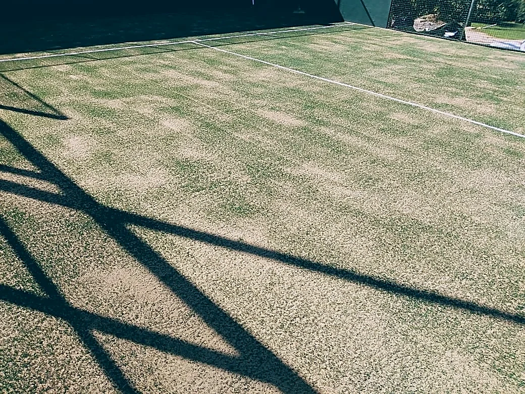 Cancha de pádel con pasto sintético en Condominio Punta Majahua, La Unión de Isidoro Montes de Oca, Guerrero: la cancha desde otro ángulo