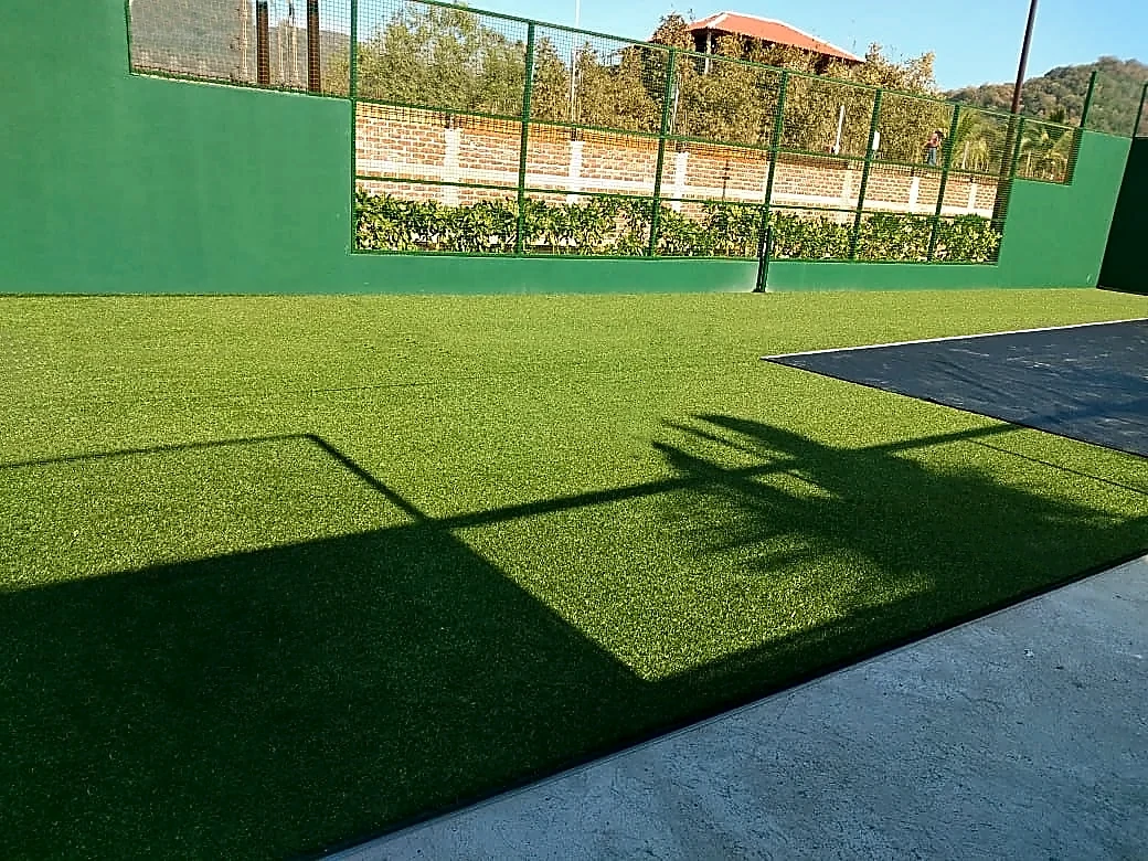 Detalle del pasto sintético de la cancha de pádel en La Unión de Isidoro Montes de Oca, Guerrero
