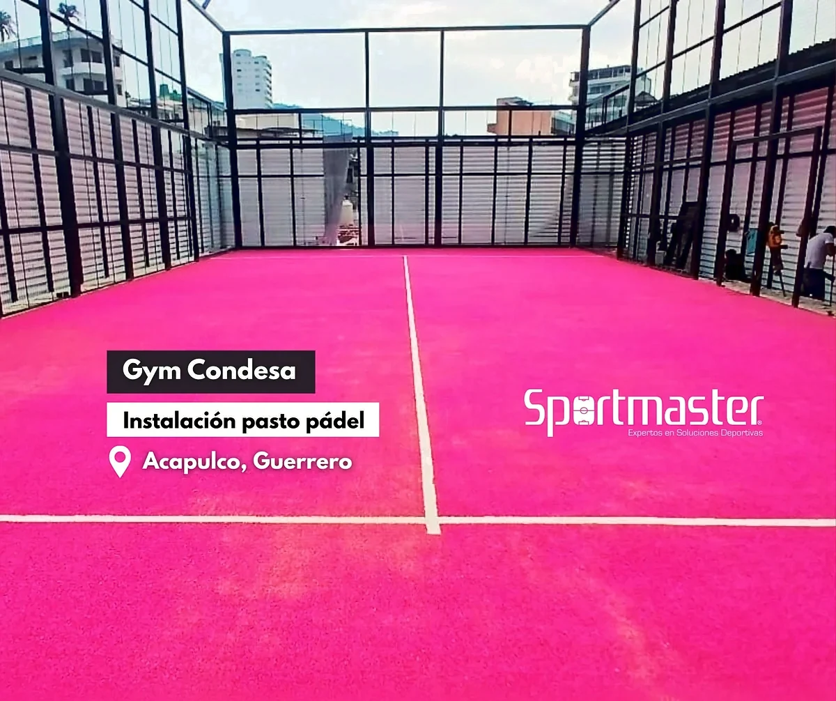 Cancha de pádel con pasto sintético en GYM Condesa, Acapulco