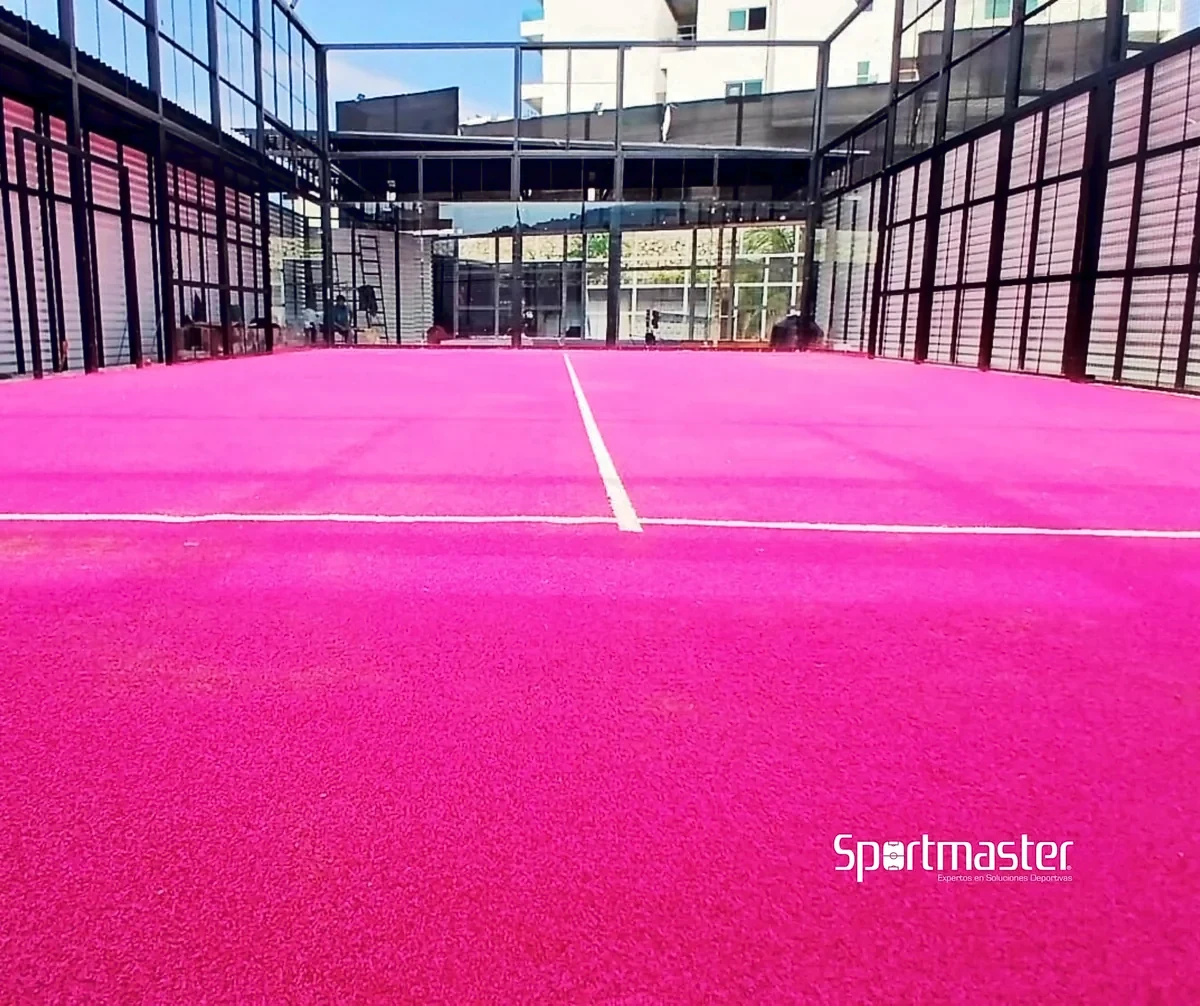 Cancha de pádel con pasto sintético en GYM Condesa, Acapulco, Guerrero: la cancha desde otro ángulo