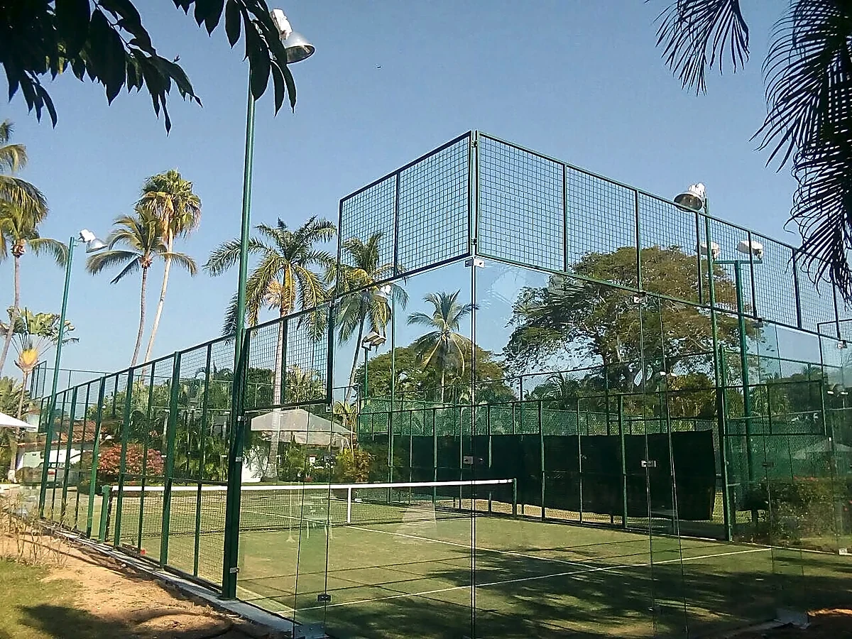 Cancha de pádel con pasto sintético en Hotel de playa, Acapulco
