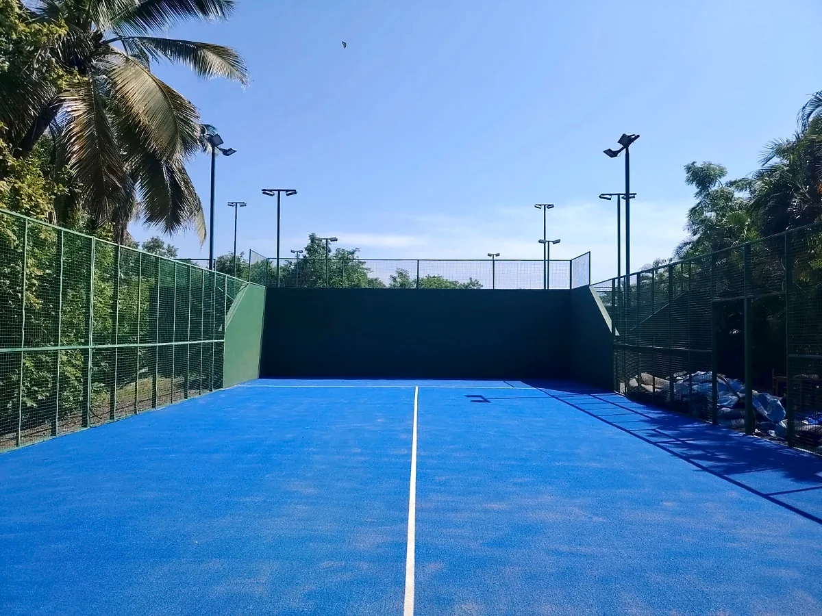 Cancha de pádel con pasto sintético en Zihuatanejo, Guerrero: pasto sintético y líneas de juego