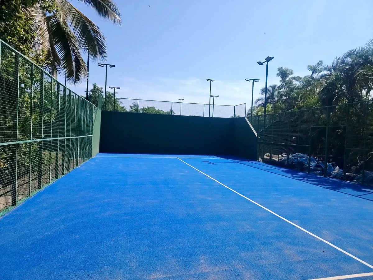 Cancha de pádel con pasto sintético en Zihuatanejo, Guerrero: otra vista de la cancha