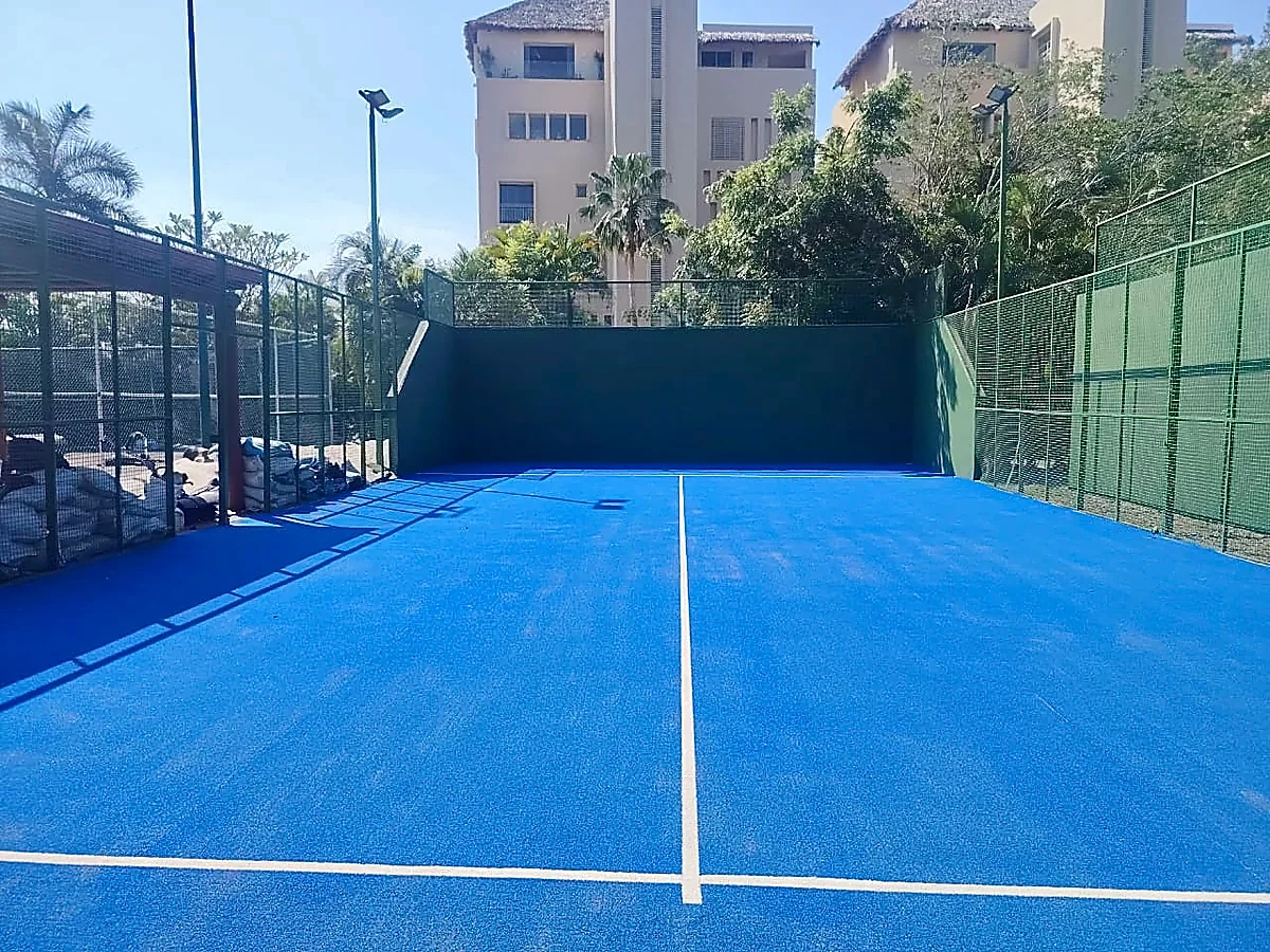 Cancha de pádel con pasto sintético en Zihuatanejo, Guerrero: la cancha desdel fondo