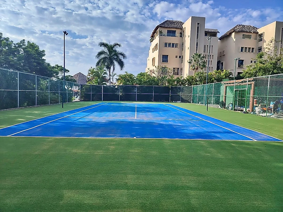 Cancha de tenis con pasto sintético en Zihuatanejo, Guerrero: la cancha desde otro ángulo