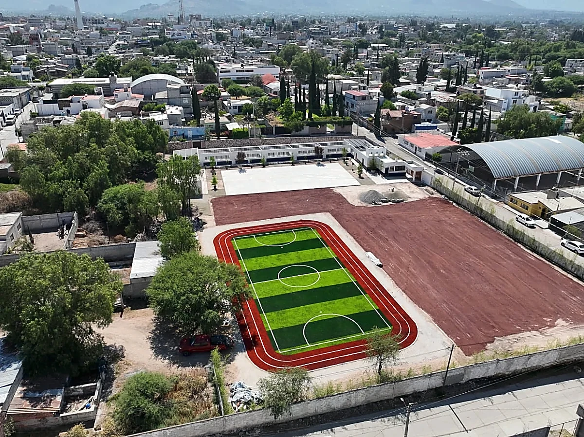 Cancha de fútbol 5 con pasto sintético en Colegio Jean Piaget de Actopan