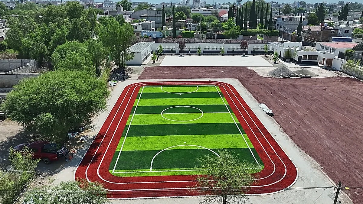 Cancha de fútbol 5 con pasto sintético en Colegio Jean Piaget de Actopan, Hidalgo: líneas insertadas en el pasto sintético