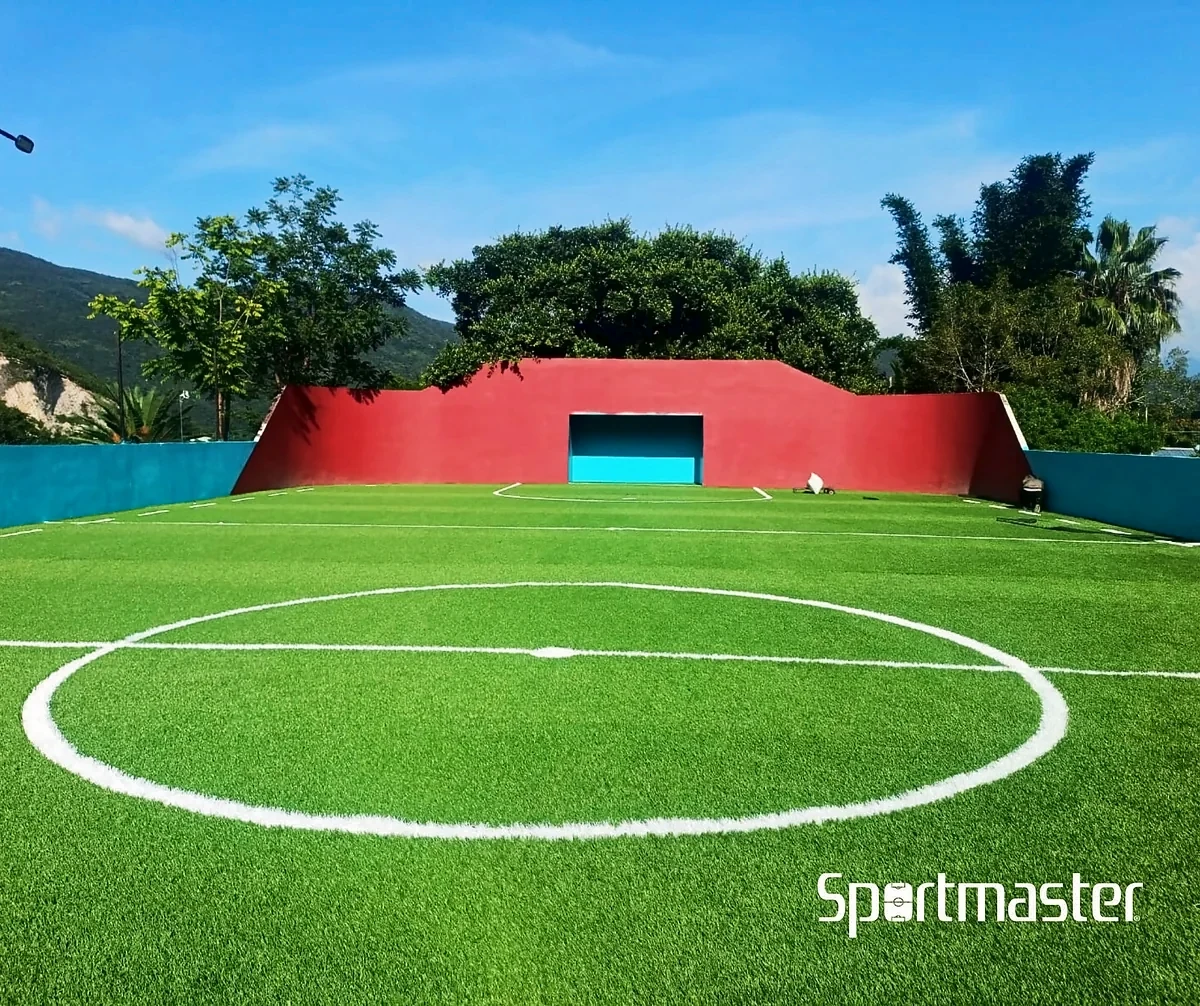 Cancha de fútbol 5 con pasto sintético en Jacala de Ledezma, Hidalgo: líneas insertadas en el pasto sintético