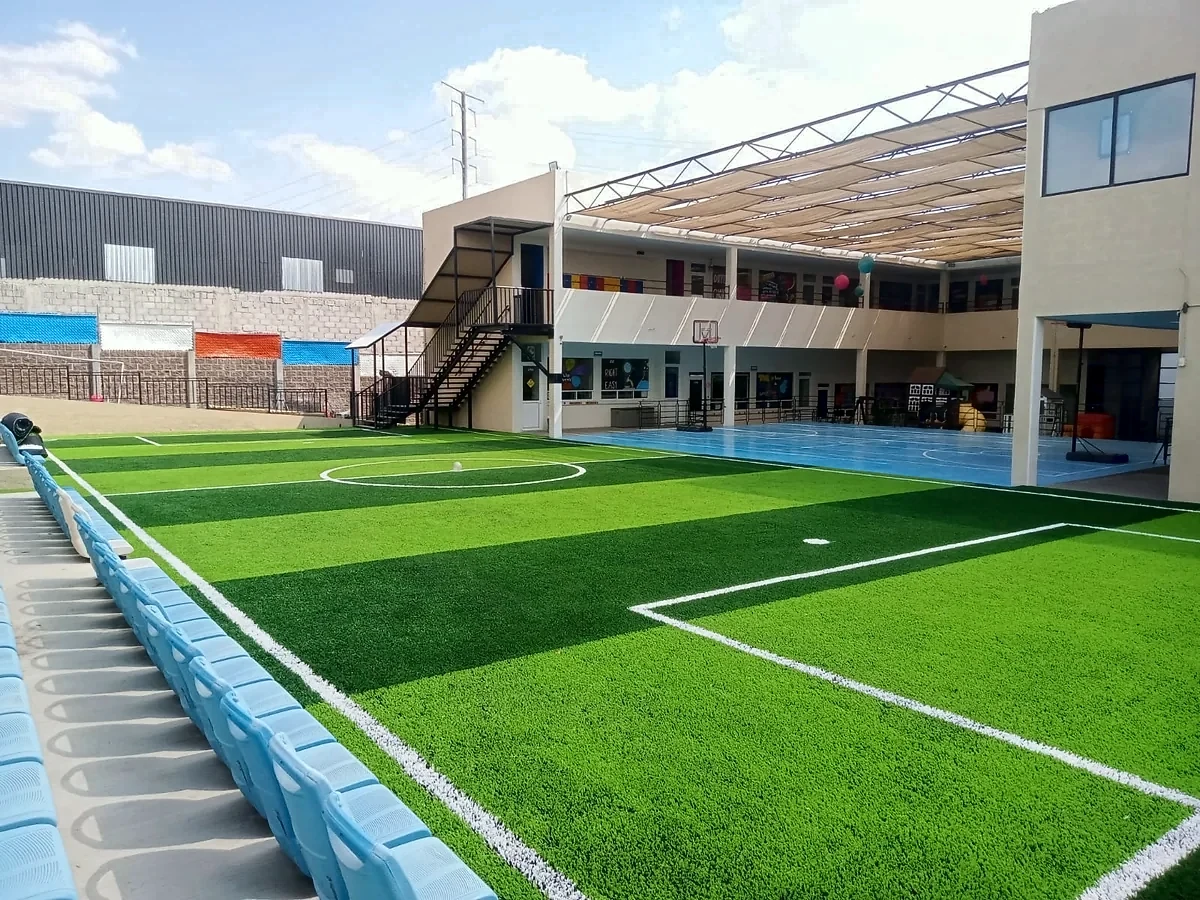 Cancha de fútbol 5 con pasto sintético en Pachuca, Hidalgo: otra vista de la cancha
