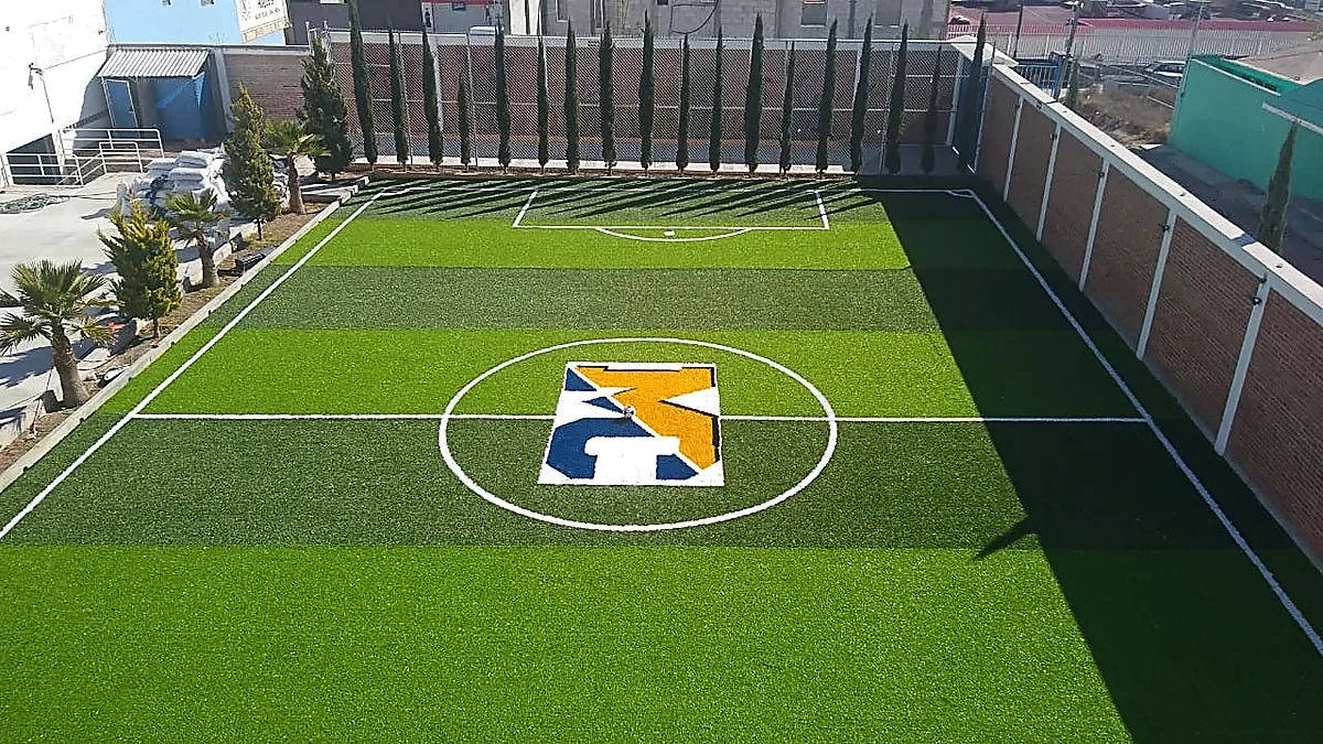 Cancha de fútbol 5 con pasto sintético en la Secundaria Marie Curie, Actopan, Hidalgo