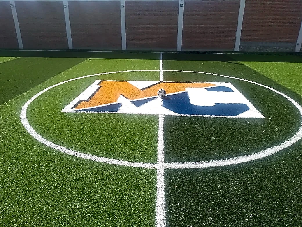 Cancha de fútbol 5 con pasto sintético en Secundaria Marie Curie, Actopan, Hidalgo: la cancha desdel fondo