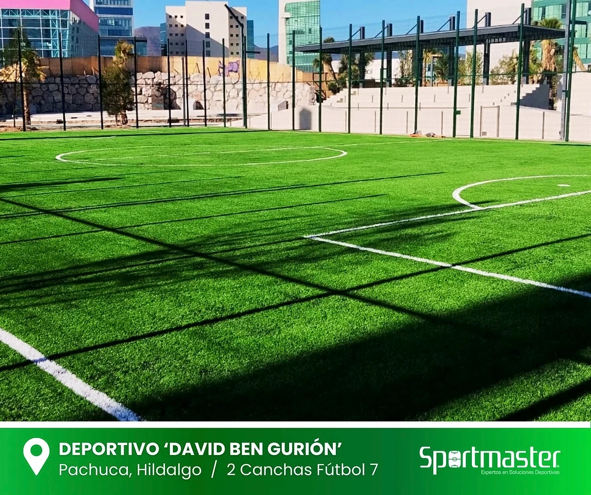 Cancha de fútbol 7 con pasto sintético en Deportivo David Ben Gurión, Pachuca, Hidalgo: líneas de juego insertadas en el mismo pasto