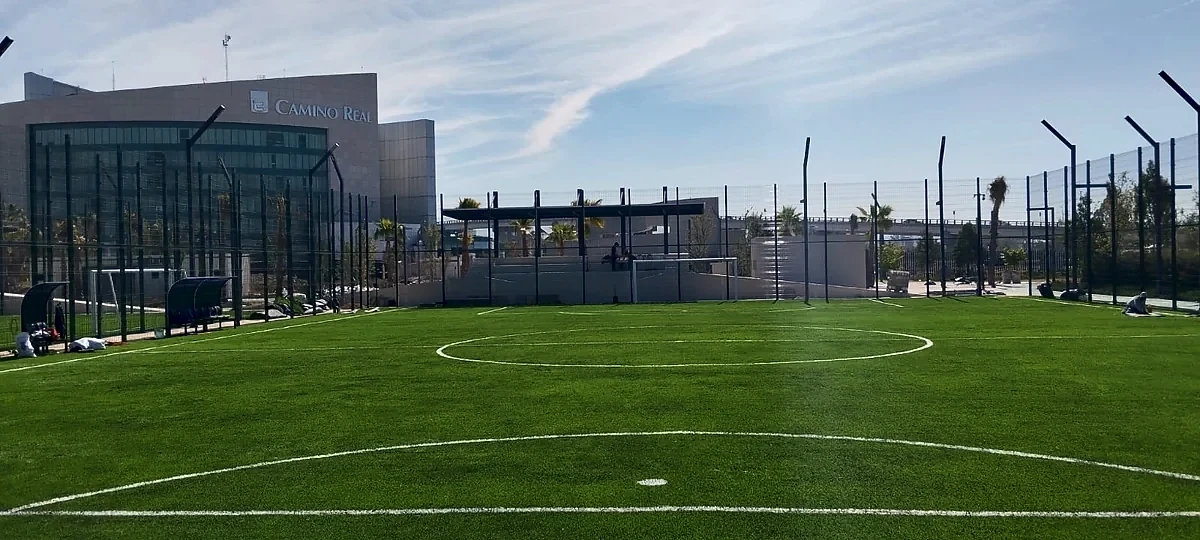 Cancha de fútbol 7 con pasto sintético en Pachuca, Hidalgo: líneas de juego insertadas en el mismo pasto