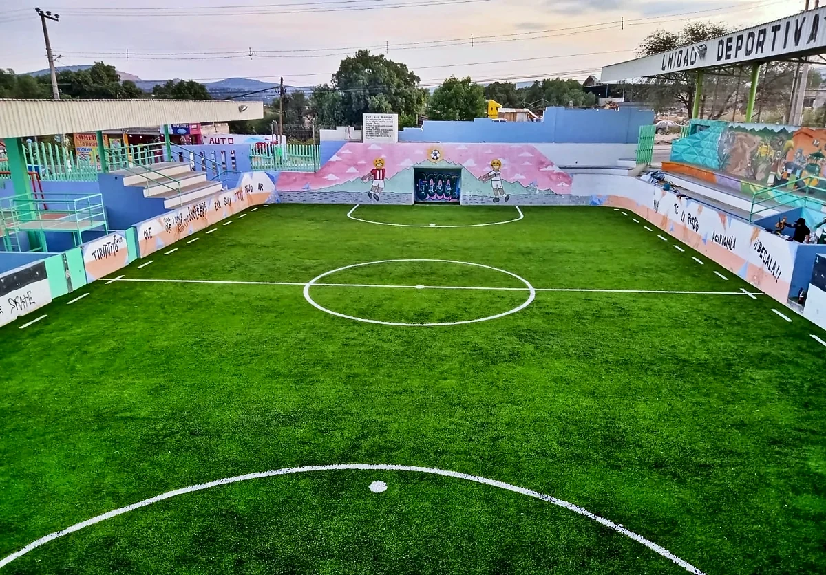 Cancha de fútbol rápido con pasto sintético en Atotonilco de Tula, Hidalgo: líneas de juego insertadas en el pasto