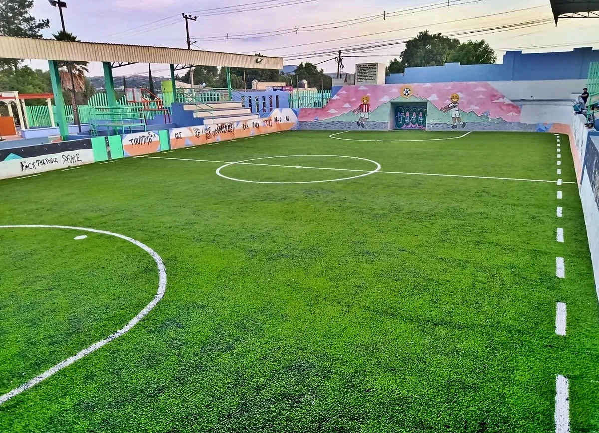 Cancha de fútbol rápido con pasto sintético en Atotonilco de Tula, Hidalgo: vista de la cancha y su entorno