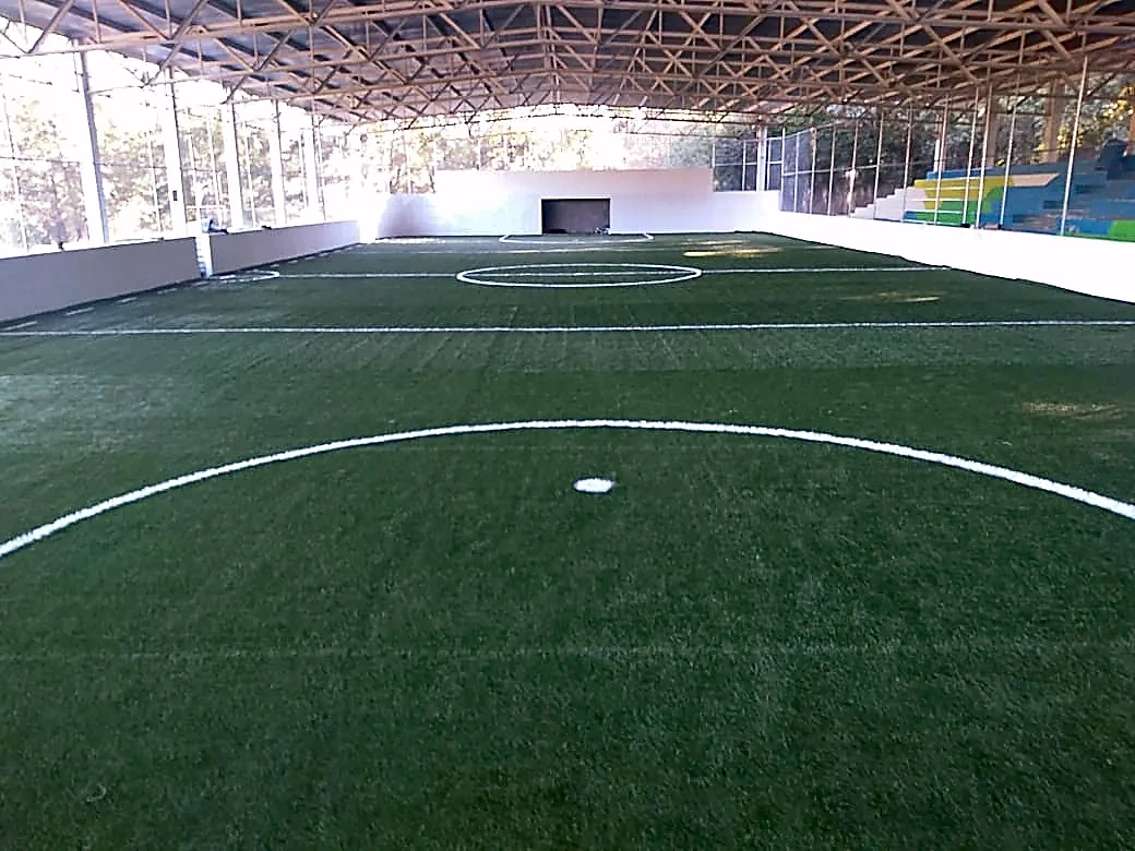 Cancha de fútbol rápido con pasto sintético en Cancha de Futbol Rapido, Acaxochitlán, Hidalgo: líneas de juego insertadas en el pasto
