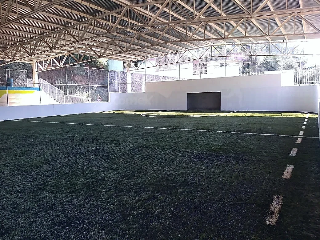 Cancha de fútbol rápido con pasto sintético en Cancha de Futbol Rapido, Acaxochitlán, Hidalgo: pasto sintético deportivo recién cepillado