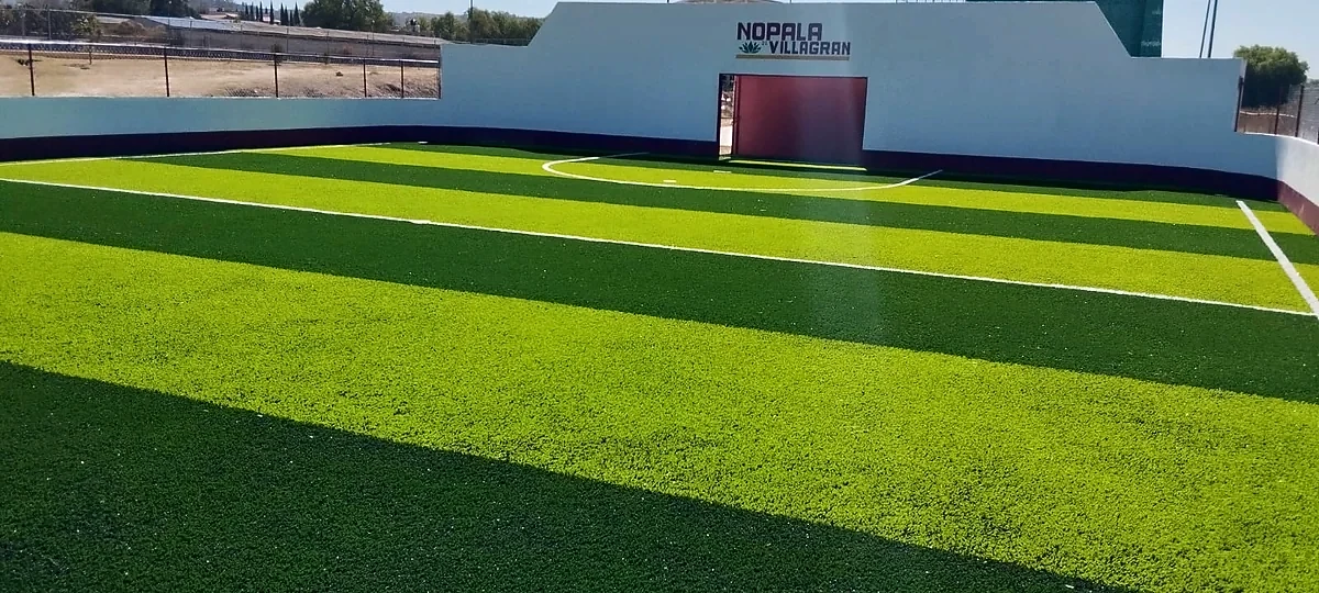 Cancha de fútbol rápido con pasto sintético en Nopala de Villagrán, Hidalgo: la cancha desde la línea lateral