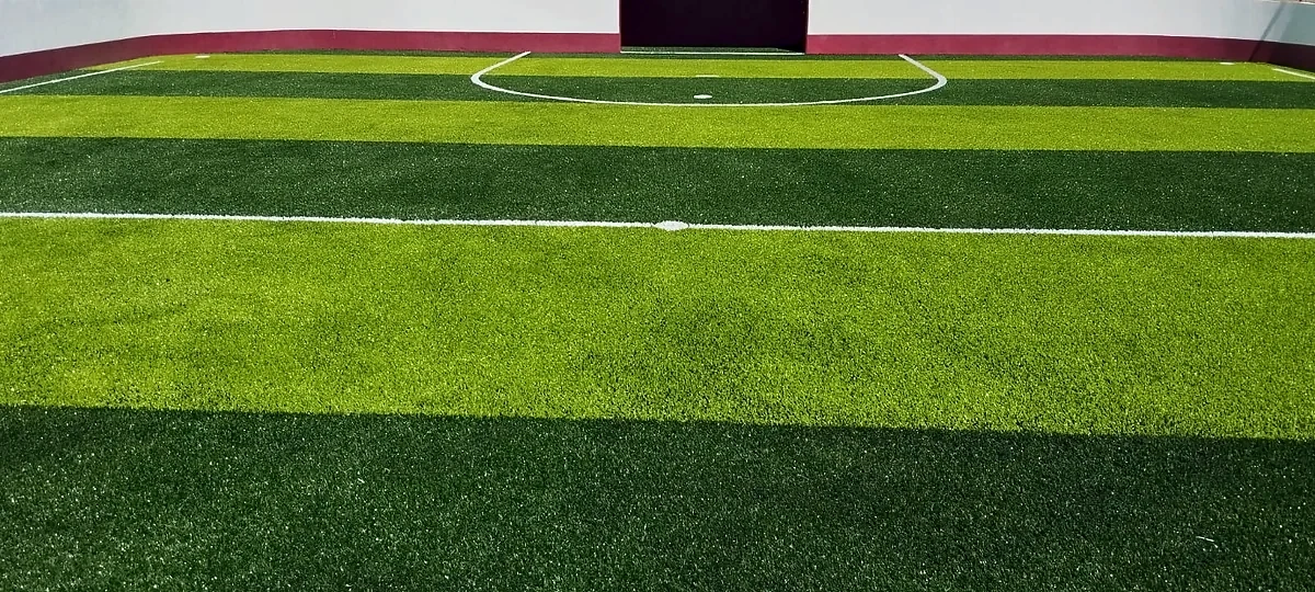 Cancha de fútbol rápido con pasto sintético en Nopala de Villagrán, Hidalgo: pasto sintético deportivo recién cepillado