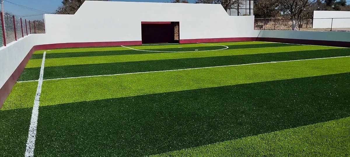 Detalle del pasto sintético de la cancha de fútbol rápido en Nopala de Villagrán, Hidalgo
