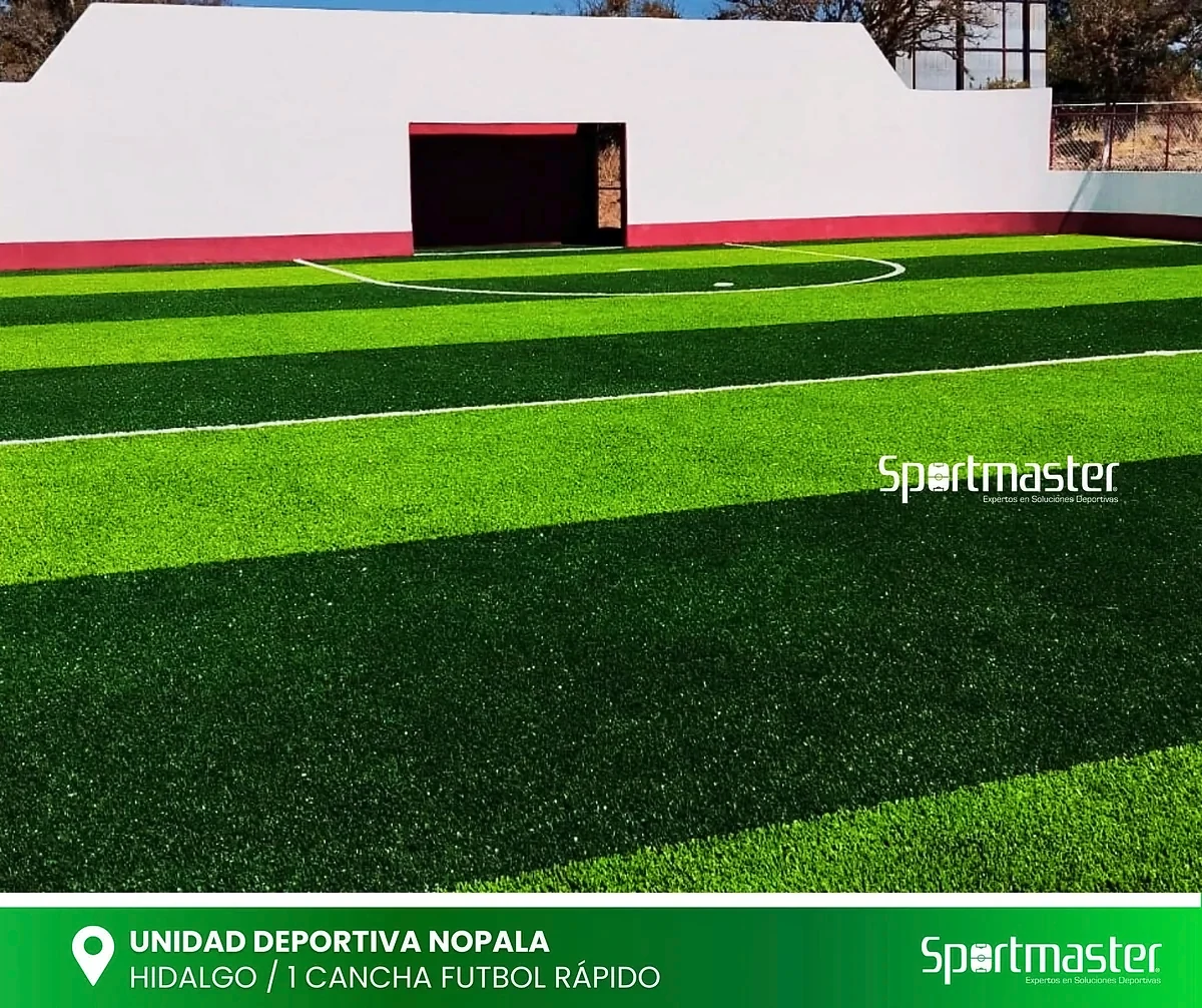 Cancha de fútbol rápido con pasto sintético en Unidad Deportiva Nopala, Nopala de Villagrán, Hidalgo: la cancha desde la línea lateral