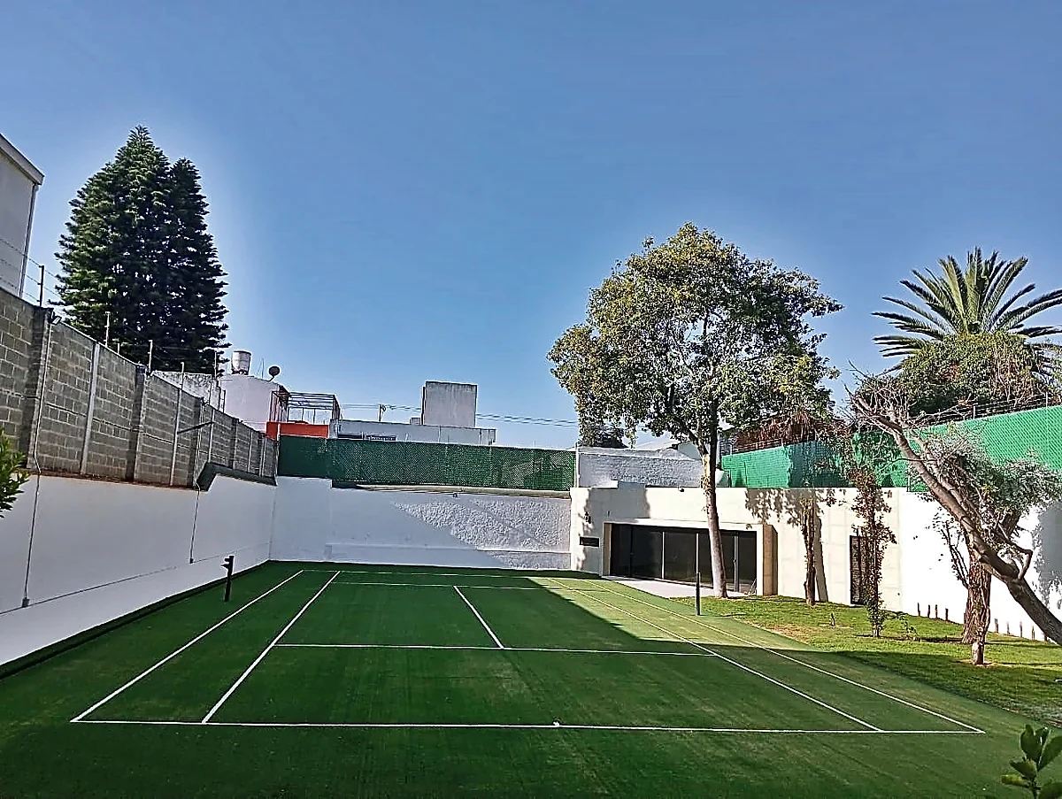 Cancha de tenis con pasto sintético en Tulancingo de Bravo, Hidalgo: superficie y líneas de juego