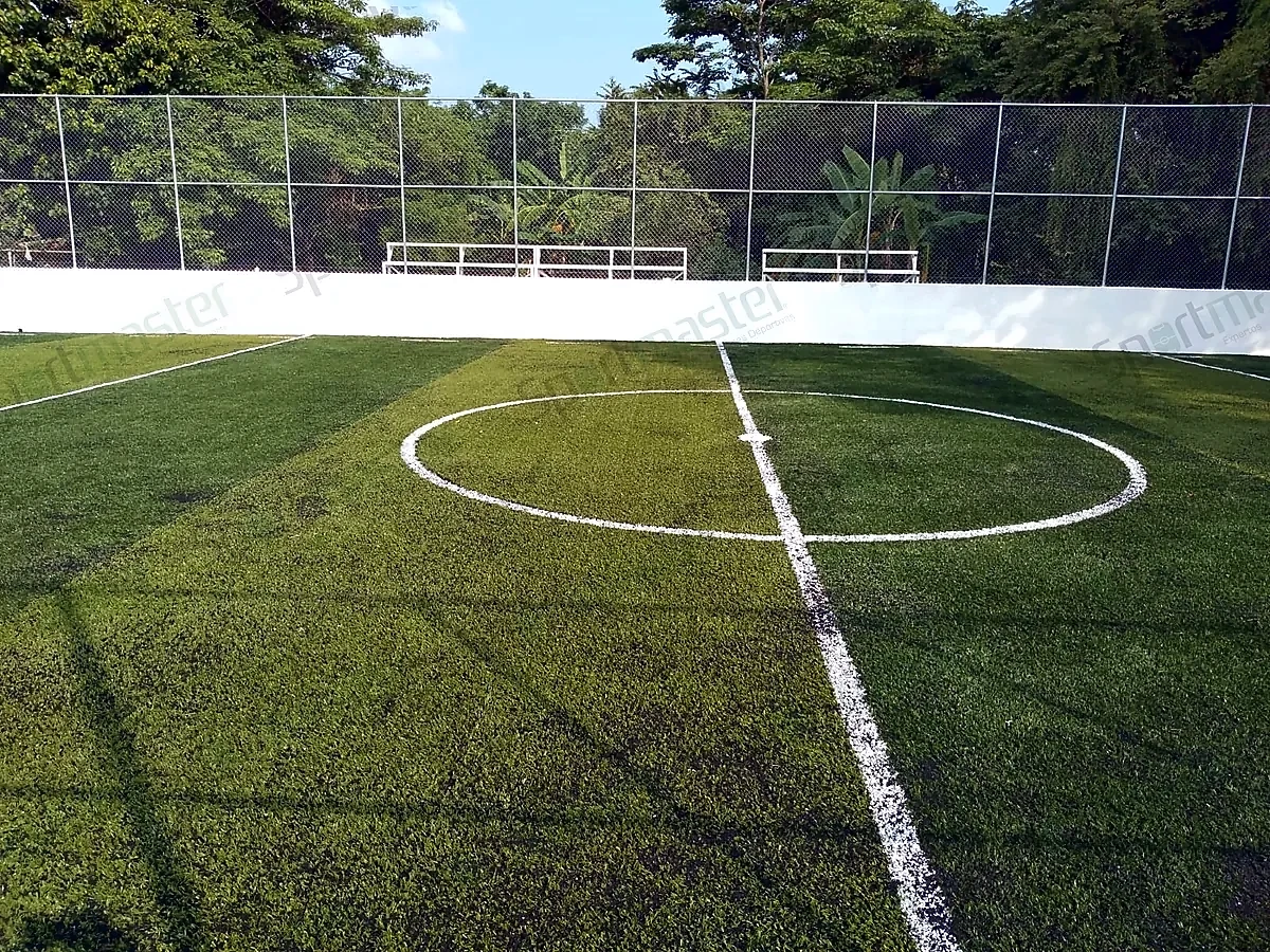Línea de medio campo y círculo central con malla perimetral en cancha de fútbol rápido en Axtla de Terrazas