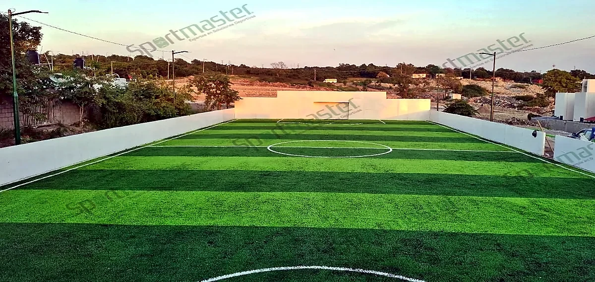 Vista general de la cancha de fútbol rápido con pasto sintético en Ciudad Valles al atardecer