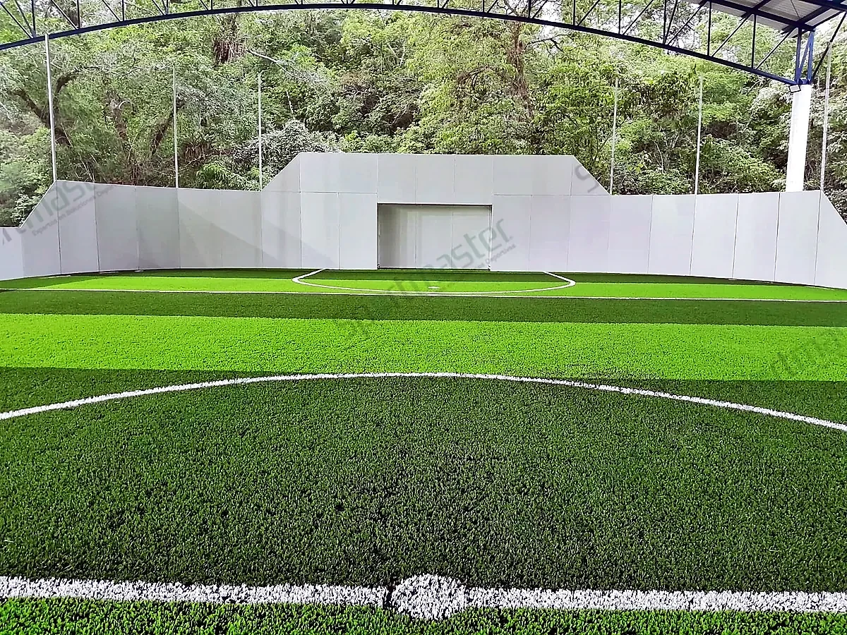 Portería con muro y círculo central en cancha de fútbol rápido techada en Matlapa