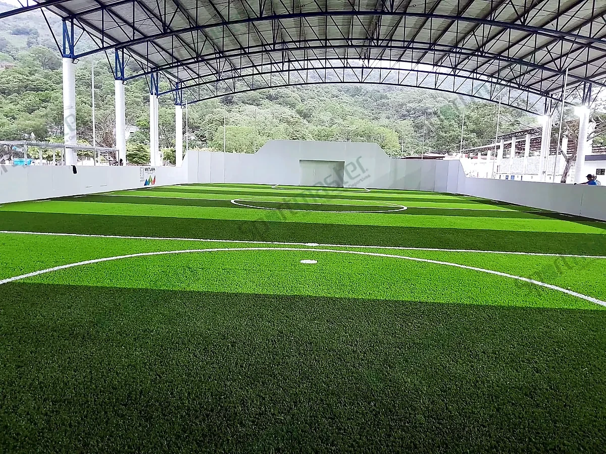 Cancha de fútbol rápido techada en Matlapa vista desde medio campo