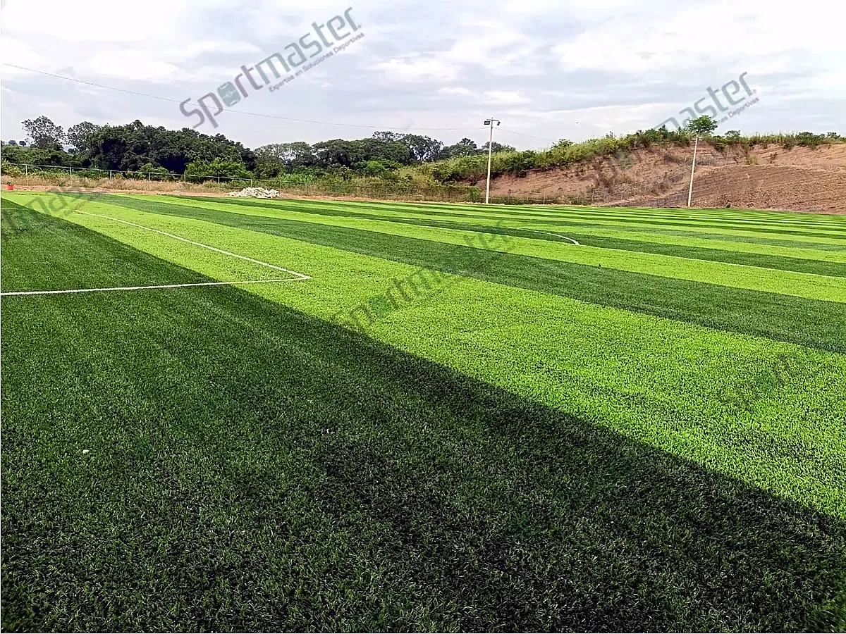 Cancha de soccer con pasto sintético en Axtla de Terrazas vista a lo largo del campo