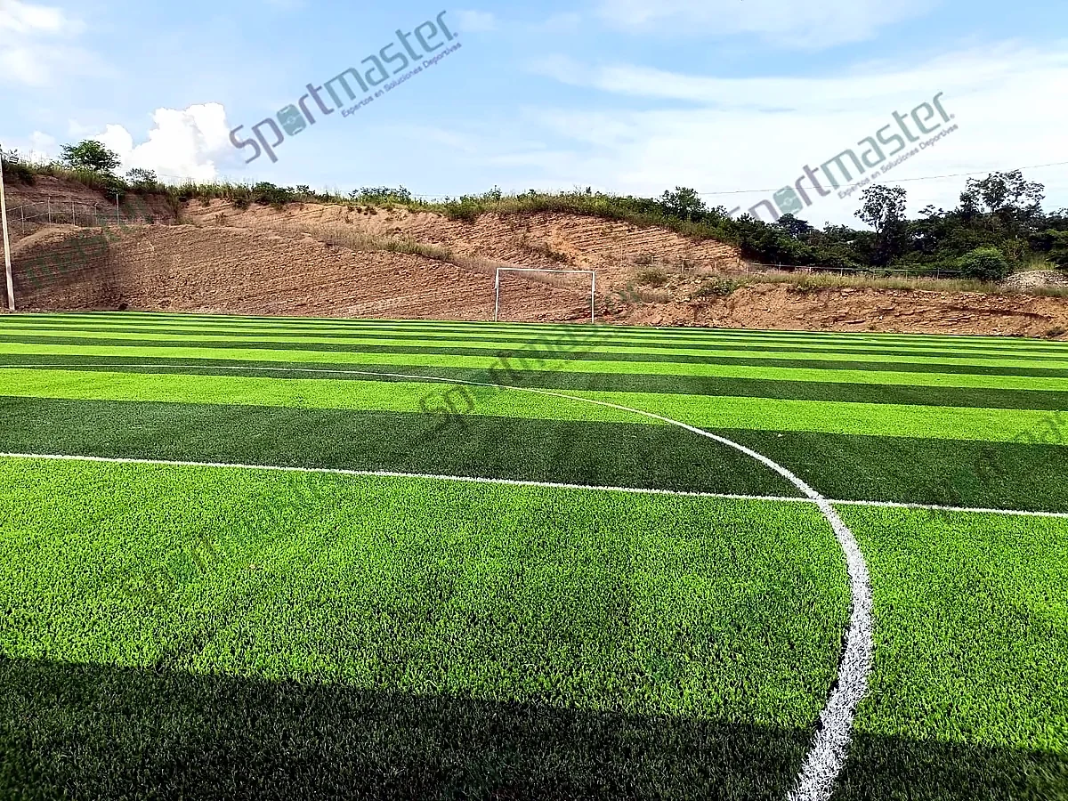 Círculo central de cancha de soccer con pasto sintético en Axtla de Terrazas
