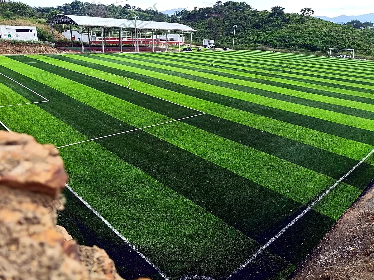 Esquina de cancha de soccer con pasto sintético en Axtla de Terrazas