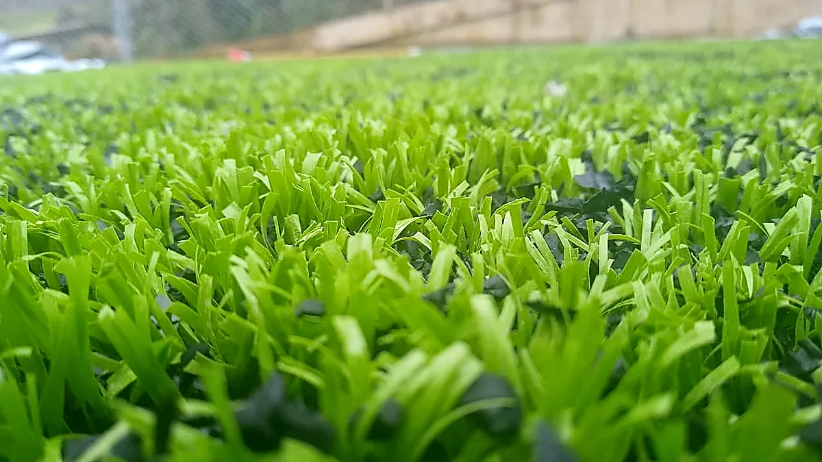 Detalle del pasto sintético de la cancha de fútbol 5 en Tequila, Jalisco