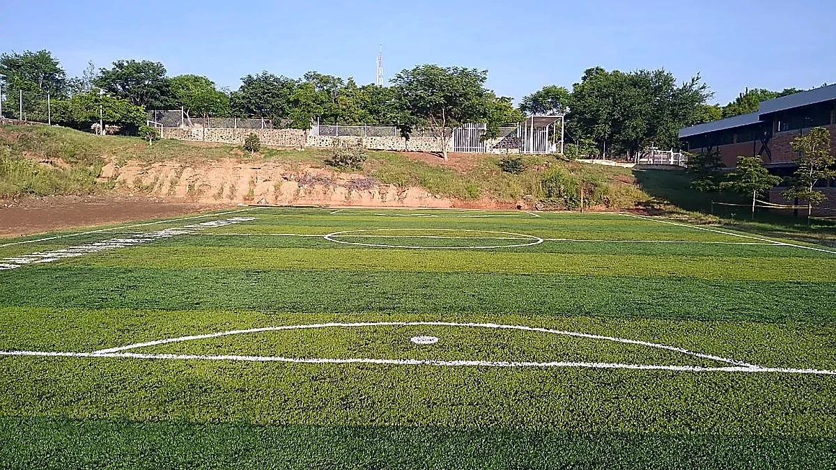 Cancha de fútbol 7 con pasto sintético en Colegio Luis Navarro, Tequila