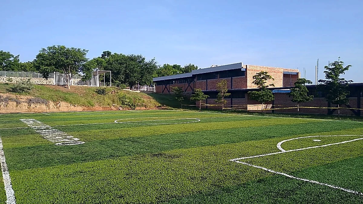 Cancha de fútbol 7 con pasto sintético en Colegio Luis Navarro, Tequila, Jalisco: líneas de juego insertadas en el mismo pasto