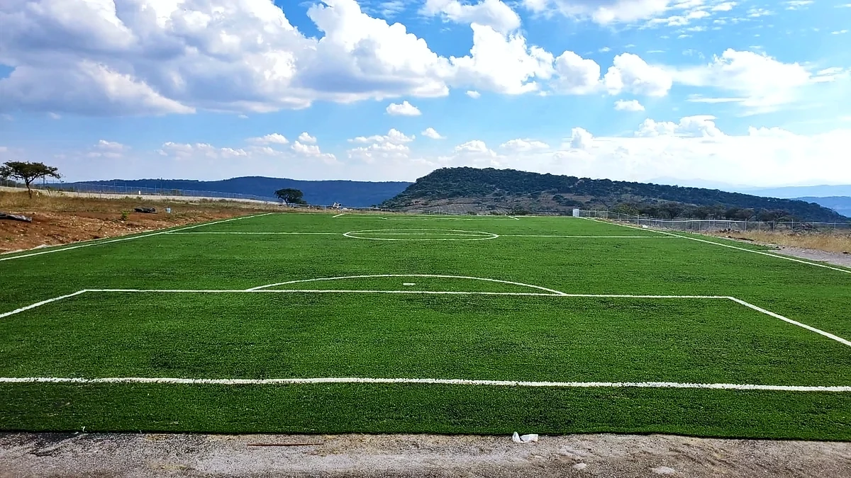 Cancha de fútbol 7 con pasto sintético en Deportivo Arellano, San José de la Paz, Jalisco: líneas de juego insertadas en el mismo pasto