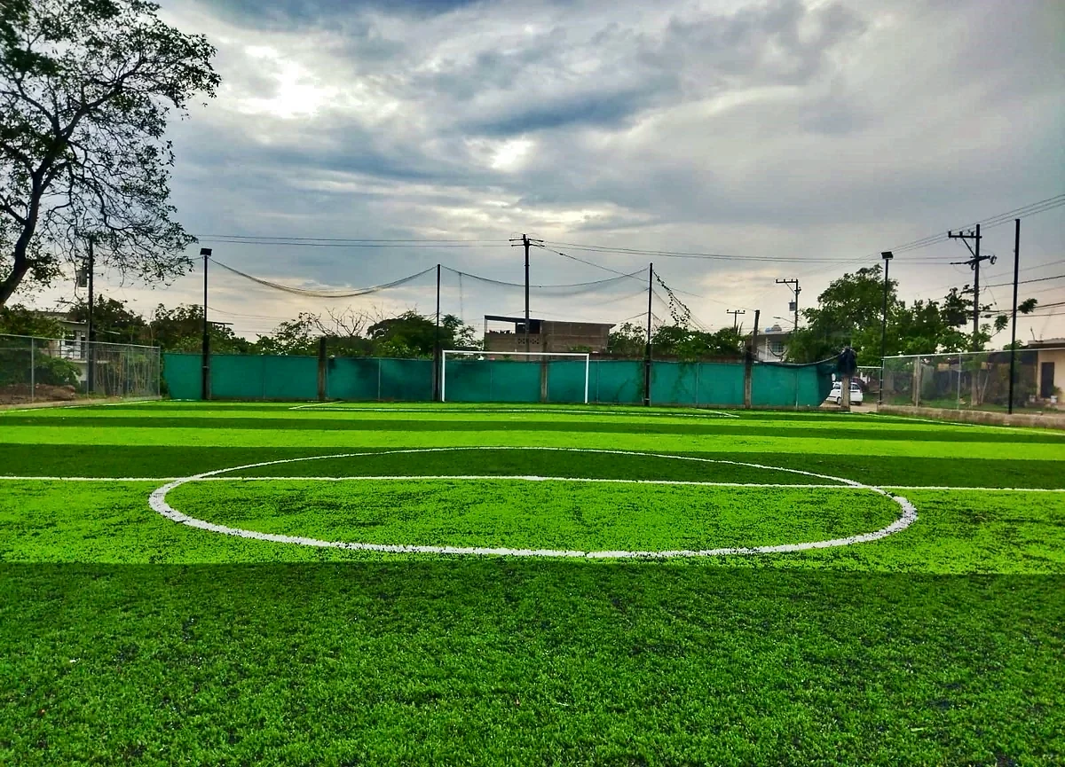 Cancha de fútbol 7 con pasto sintético en Edificio Club Vallarta, Puerto Vallarta, Jalisco: la cancha desde la línea lateral