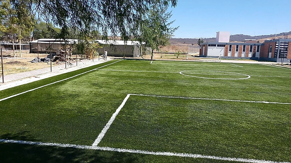 Cancha de fútbol 7 con pasto sintético en Guadalajara, Jalisco: la cancha desde la línea lateral