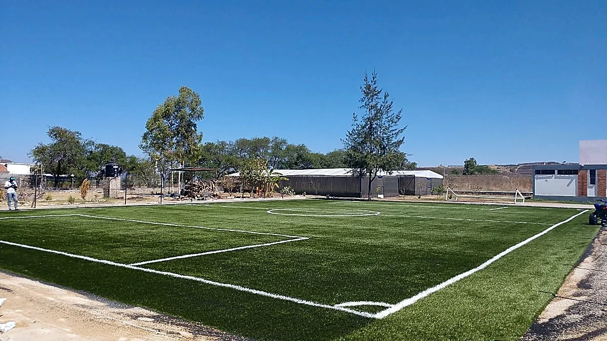 Detalle del pasto sintético de la cancha de fútbol 7 en Guadalajara, Jalisco