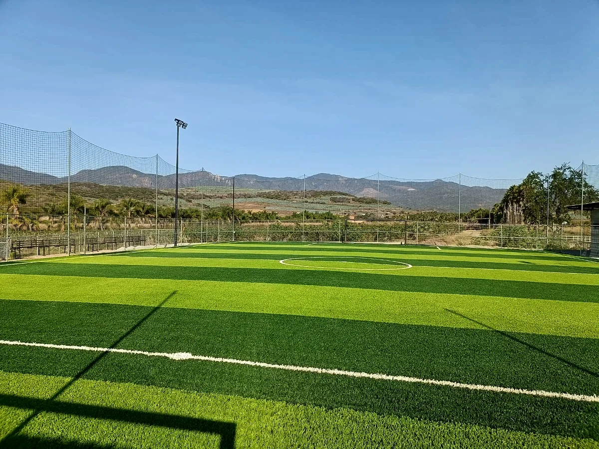 Detalle del pasto sintético de la cancha de fútbol 7 en San Gabriel, Jalisco