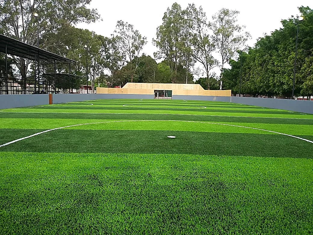 Cancha de fútbol rápido con pasto sintético en Unidad Deportiva Tizapán, Jalisco: líneas de juego insertadas en el pasto