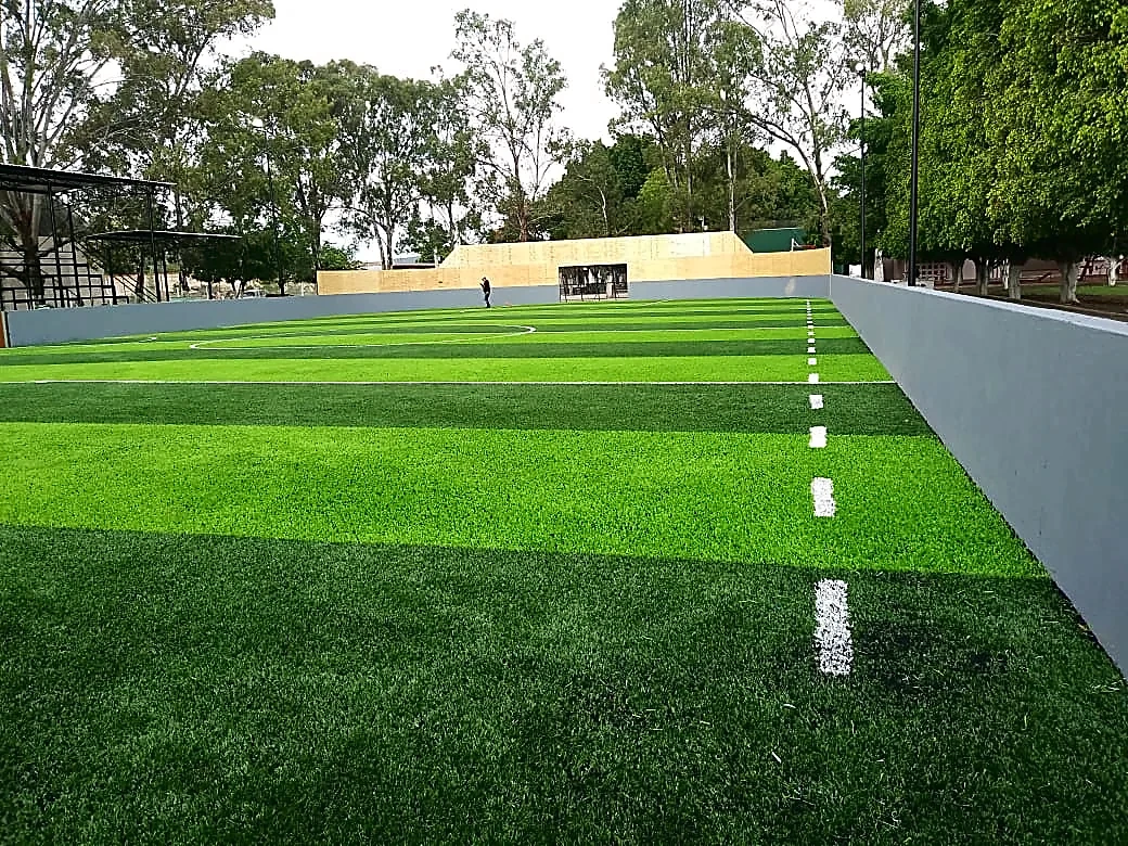 Cancha de fútbol rápido con pasto sintético en Unidad Deportiva Tizapán, Jalisco: otra vista de la cancha