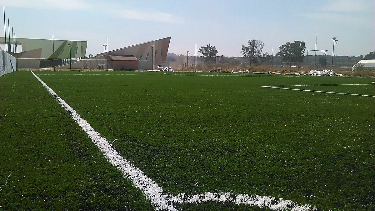 Cancha de fútbol soccer con pasto sintético en Tonalá, Jalisco: la cancha desde la línea lateral